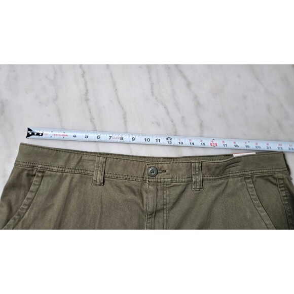 NWT St. John's Bay Men's Cargo Shorts Size 44 Green Comfort Stretch Power Waist - Picture 7 of 9
